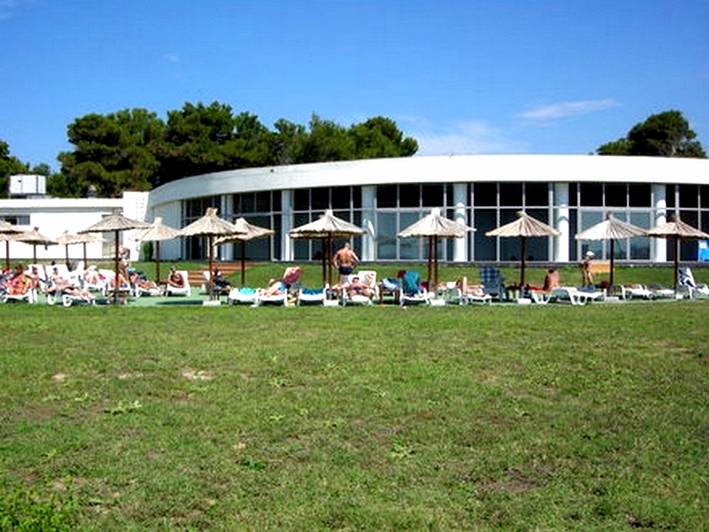 leżaki basenowe.jpg