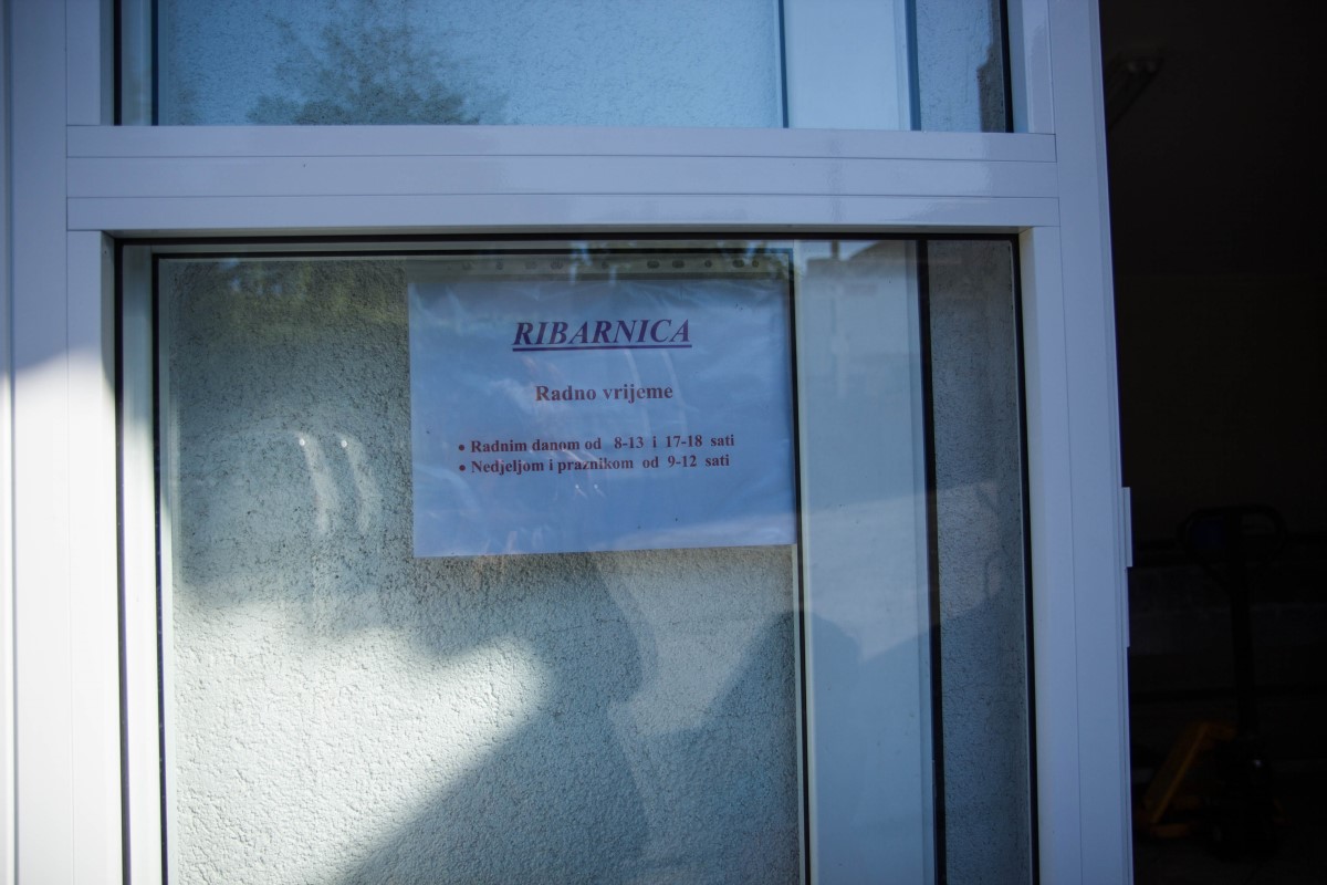 Godziny otwarcia ribarnicy w Janjinie, jakby ktoś potrzebował. Nam nie udało się nigdy być wtedy w pobliżu. / IMG_5342.jpg IMG_5342.jpg