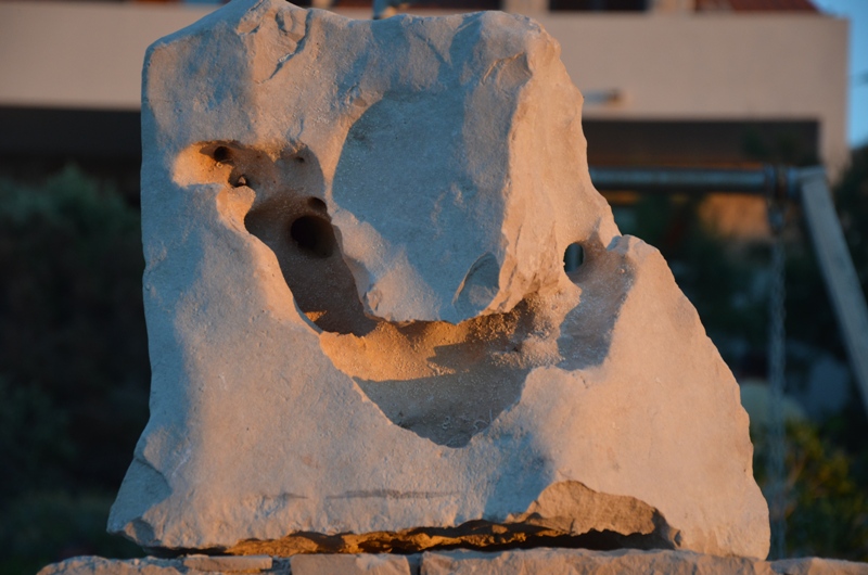 DSC_0550 Povlja - wieczornny spacer - śmiejący kamień.JPG