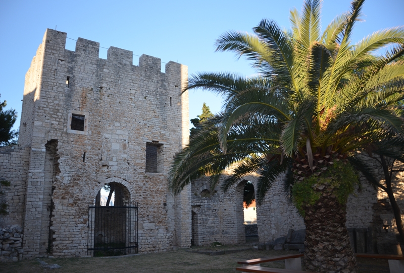 DSC_0523 Povlja - ruiny katedry.JPG