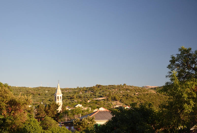 DSC_0522 Povlja - widok na kościół.JPG