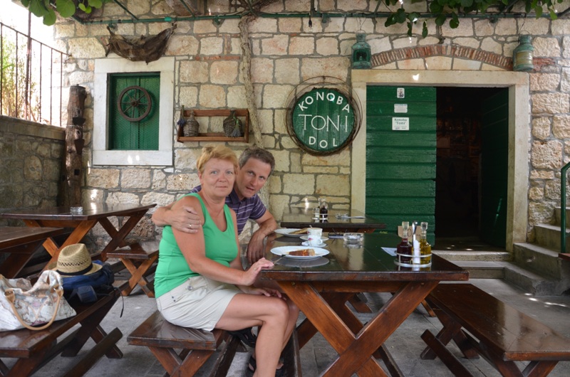 Przed konobą Toni / DSC_0566 Dol - w konobie.JPG DSC_0566 Dol - w konobie.JPG