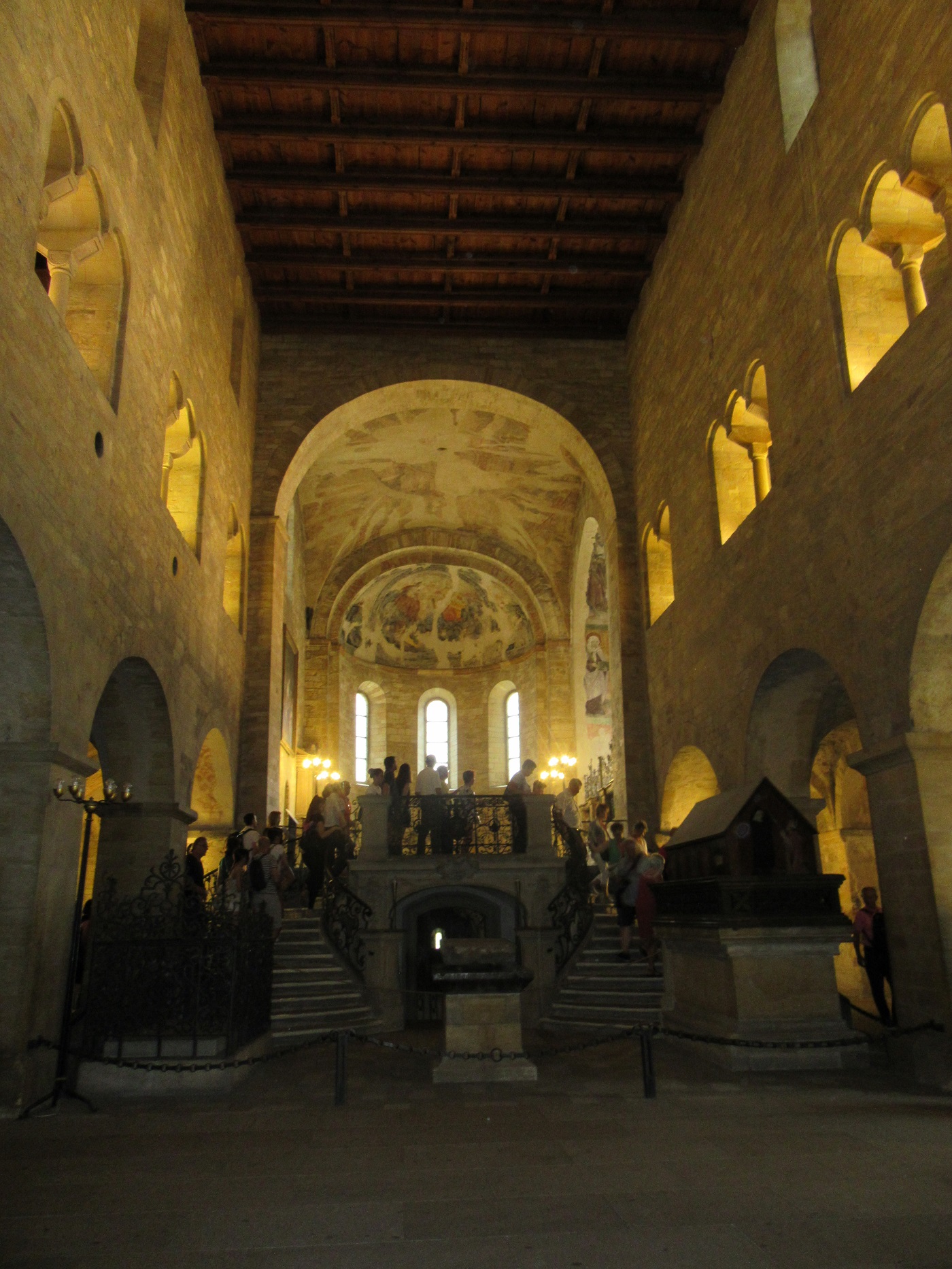 surowe wnętrze romańskiego kościoła sw. Jerzego, / wnetrze koscioła sw jerzego.jpg wnetrze koscioła sw jerzego.jpg