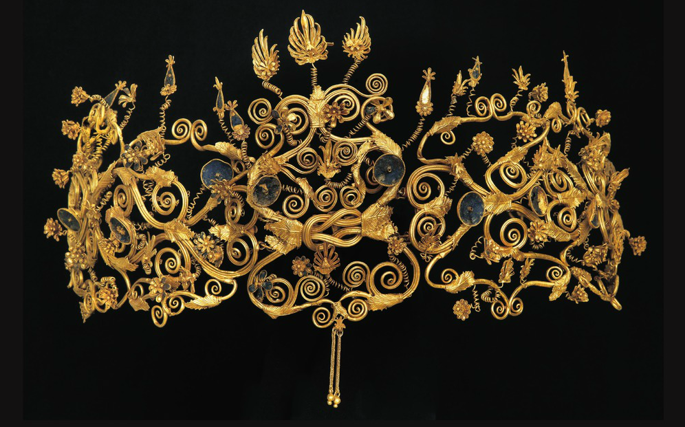 Złoty diadem scytyjskiej księżniczki Medy, znaleziony w grobowcu Filipa II Macedońskiego.png