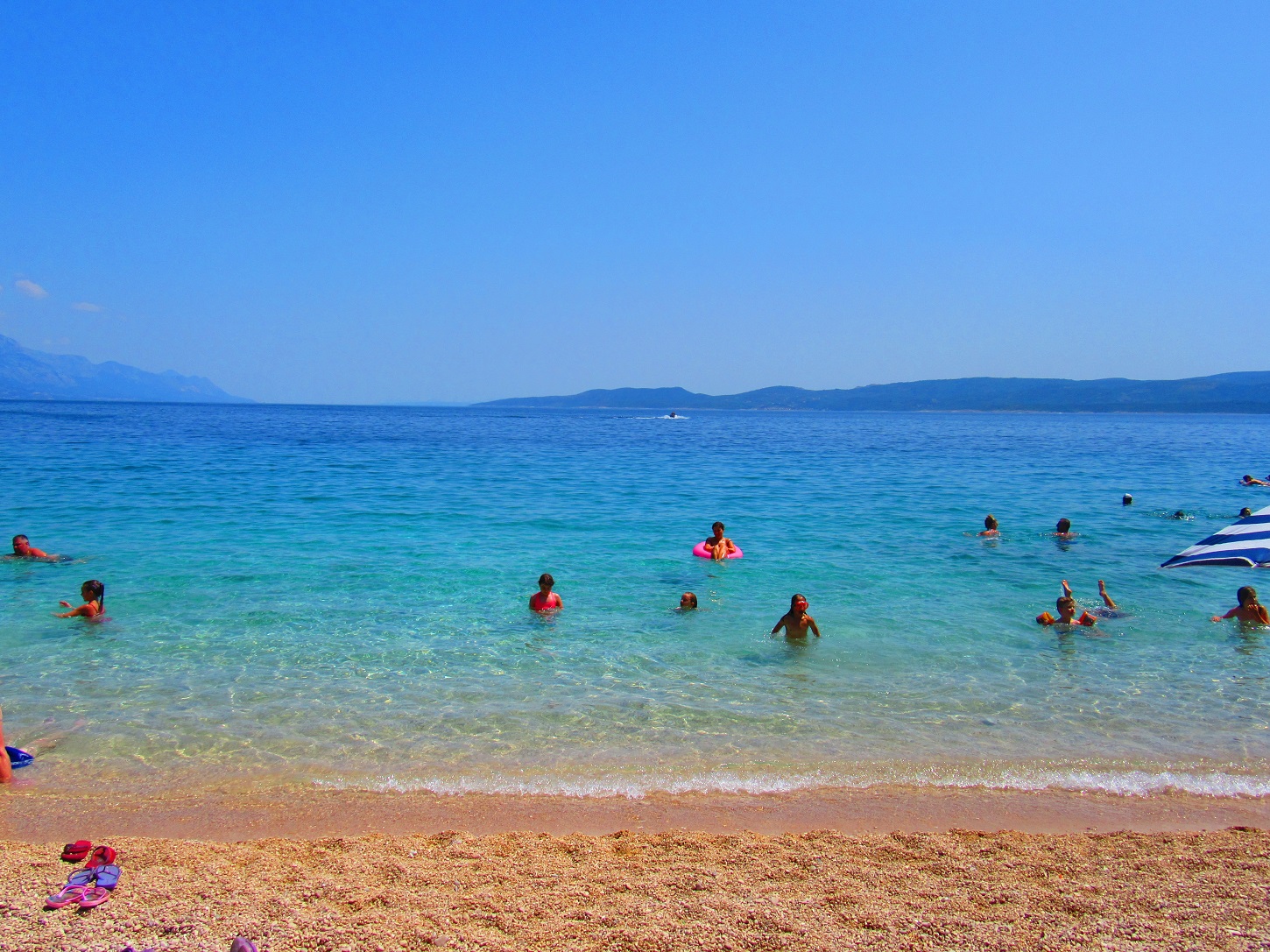 Ludzi sporo ale nie jest chyba aż tak źle jeśli na naszym kole można pływać:) / plaza wekenddd.jpg plaza wekenddd.jpg