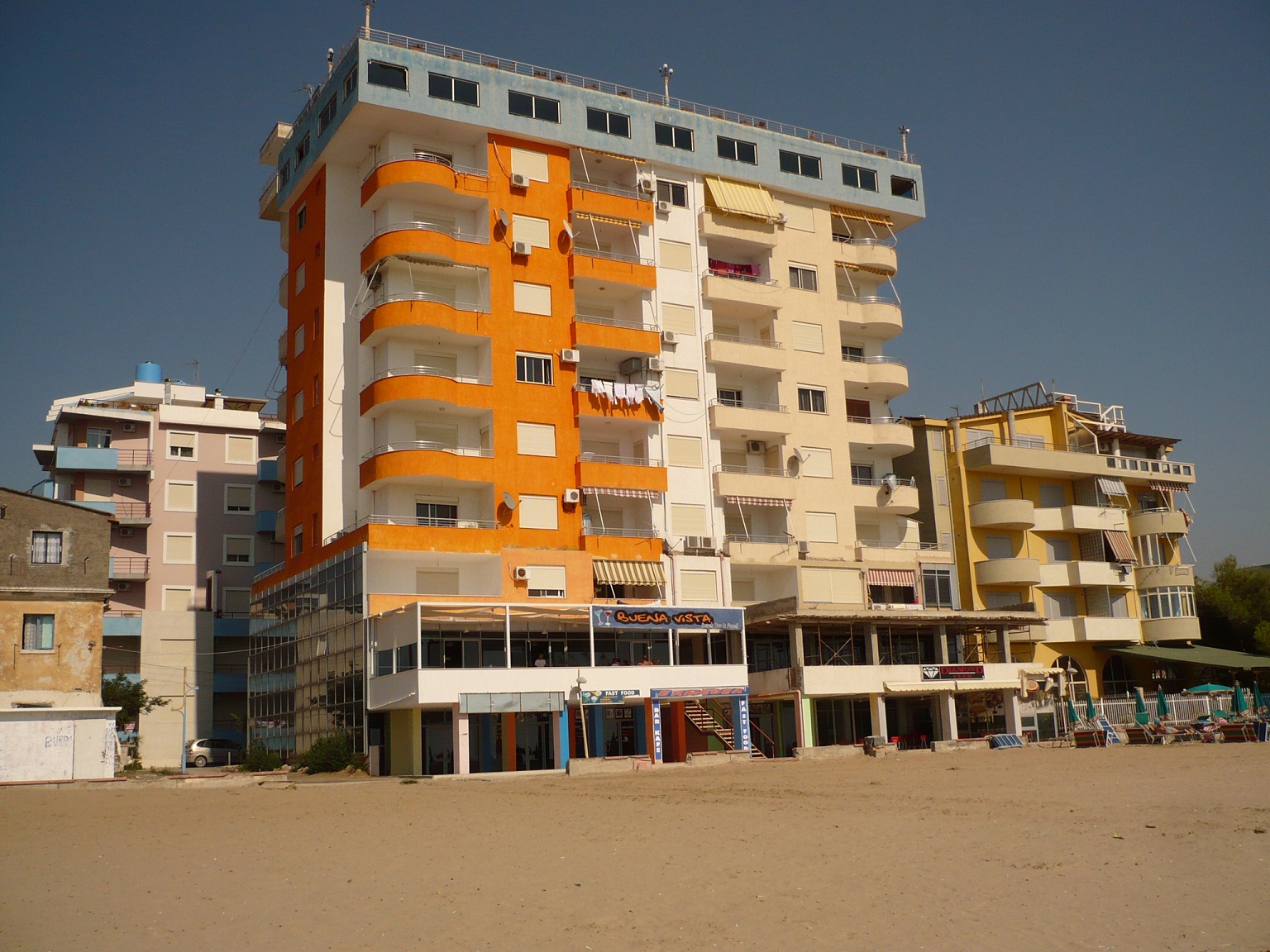 21B Na plaży w Durres.JPG