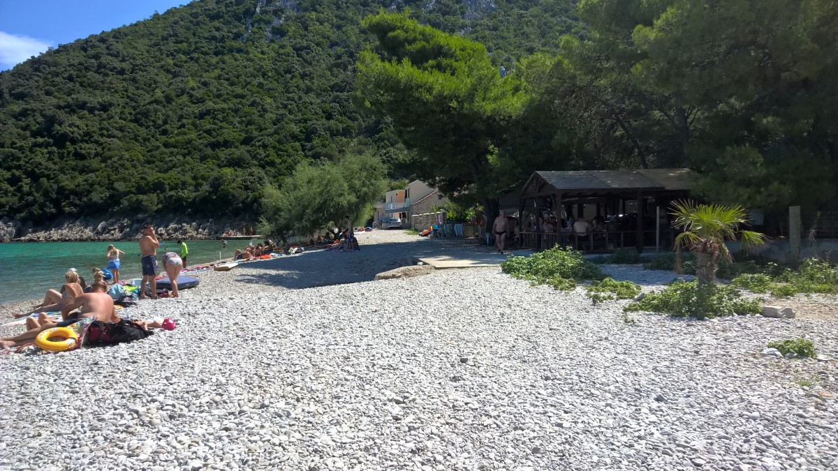Plaża Divna. Po prawej plażowa konoba. / 03.jpg 03.jpg