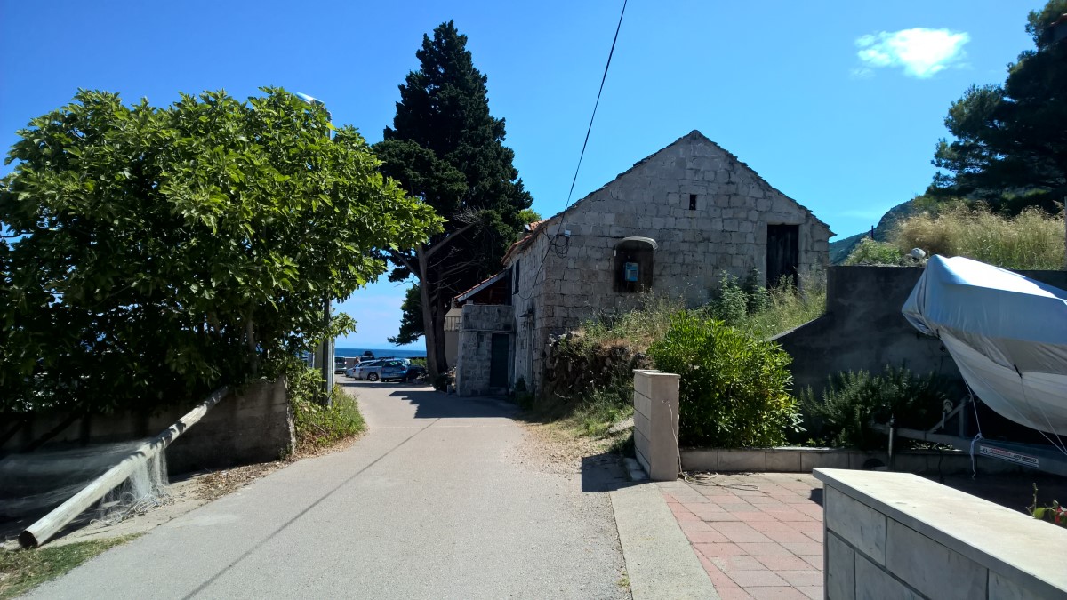 To się nazywa troska o wygodę mieszkańców! Specjalnie usypali pagórek, żeby ludziom było łatwiej korzystać z telefonu! / 07.jpg 07.jpg