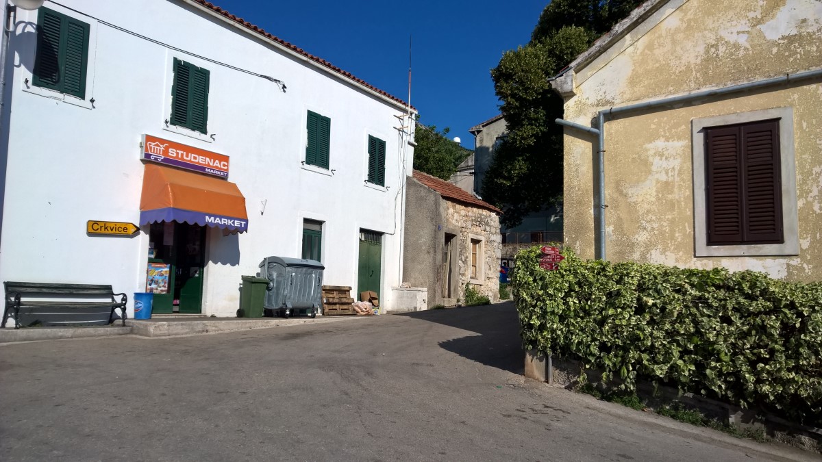 Centrum Kuny. Drogowskaz "zachęca" do odwiedzenia Crkvic, ale - jak się okazało po obejrzeniu klipu na jutubie już po powrocie - słusznie zrobiliśmy, nie jadąc tam. Te parę kilometrów to niekończące się serpentyny z niewieloma miejscami umożliwiającymi mijankę, a na końcu mikroosada. / 13.jpg 13.jpg