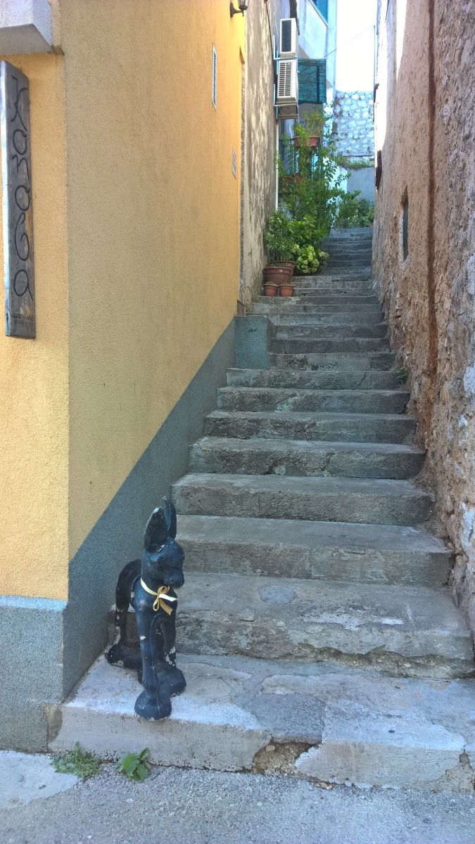 Ten osiołek strzeże wejścia do Konoby Antunović. Ostatecznie, nie odwiedziliśmy jej - nie mają stolików na zewnątrz, tylko salę z "widokiem na inne budynki". / 15.jpg 15.jpg