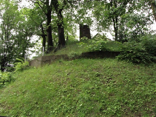 Kopiec w Zręczycach Historia, podobnie jak w przypadku kopców w Liplasie i Krakuszowicach, nie stwierdziła jednoznacznie pochodzenia tego obiektu. Tutejszym mieszkańcom znane są różne wersje genezy kopca. Jedna z nich głosi, że dziedziczka majątku poleciła usypać wzniesienie, aby z jego szczytu mogła podziwiać Kraków. / IMG_1987.JPG IMG_1987.JPG