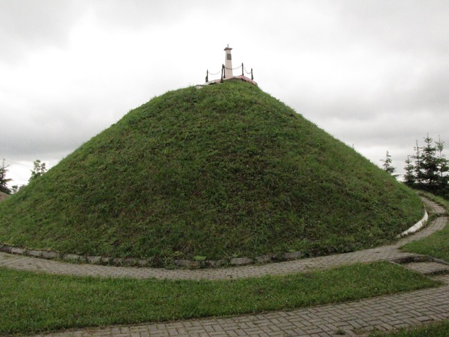 Jeden z najmłodszych kopców wzniesiony ku czci gen. J. H. Dąbrowskiego. Został usypany przez ludność Pierzchowa i okolic. Pod koniec II wojny światowej kopiec został zniszczony ale w latach 90.odbudowali go żołnierze 3 Pułku Saperów z Dębicy. Poświęcono go 7 września 1997 roku, w 200. rocznicę powstania Mazurka Dąbrowskiego. Obecnie kopiec ma 7 metrów wysokości, średnicę 21 metrów i obwód u podstawy 66 metrów, zwieńczony jest półtora metrowym obeliskiem z wyrytymi wersami Mazurka Dąbrowskiego: "Jeszcze Polska nie umarła kiedy my żyjemy."Naprzeciw, w odległości ok. 40 metrów wznosi się drugi, mniejszy kopiec usypany przez ziemiaństwo w drugiej połowie XIX wieku. Tam też stoi pomnik generała. Obecnie opiekę nad kopcem sprawuje powołany w 1998 roku Komitet opieki nad kopcem gen. J. H. Dąbrowskiego w Pierzchowie. / IMG_1989.JPG IMG_1989.JPG
