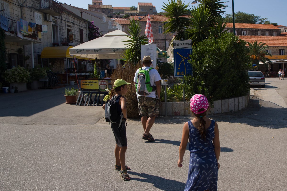 Zwróćcie uwagę na tabliczkę ze schematem zawracania autobusu - 2 miejsca postojowe muszą pozostawać puste właśnie z uwagi na ten manewr. Knajpka po lewej (z parasolami Staropramena) wydała nam się zbyt hip!, wylądowaliśmy w tej widocznej po prawej, w tle. / 09.jpg 09.jpg