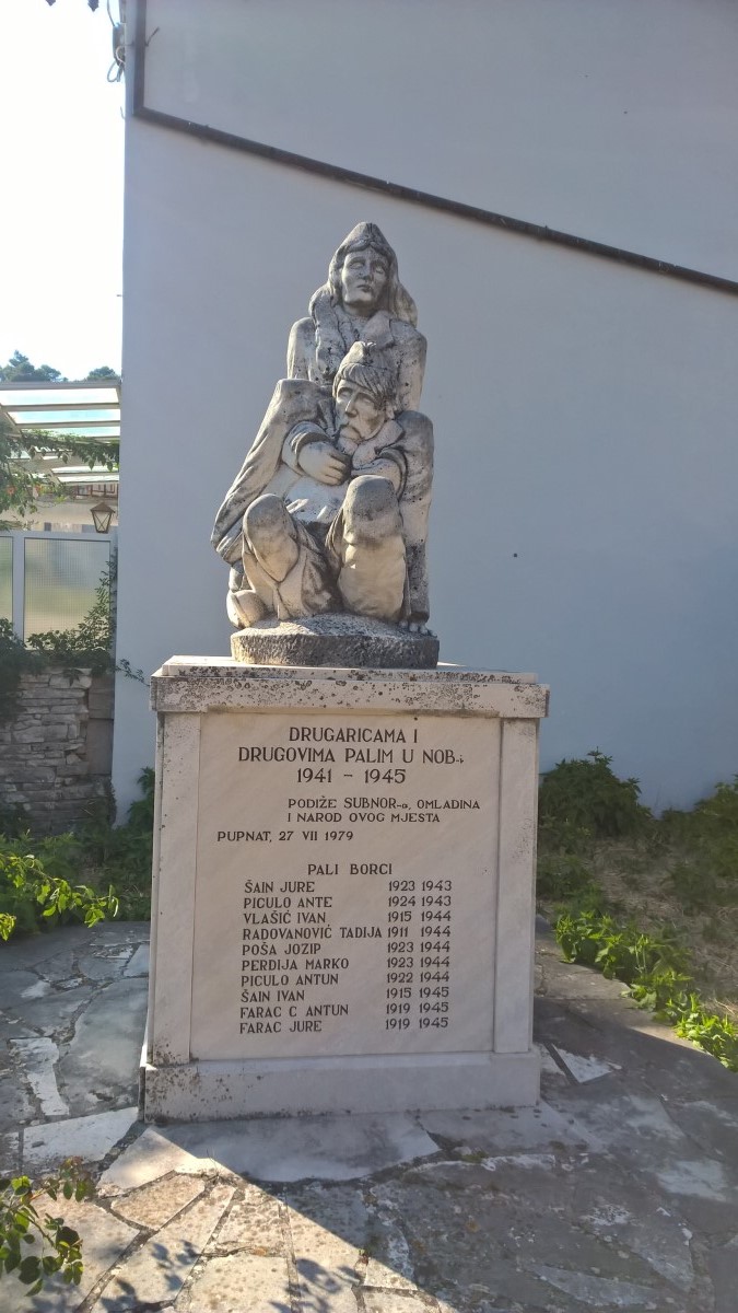 Pomnik w hołdzie ofiarom II wojny światowej wśród ludności Pupnatu. / 11.jpg 11.jpg