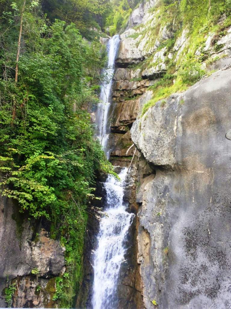 912 - wodospad przy parkingu nad Hallstatt / 20160911_145219.jpg 20160911_145219.jpg