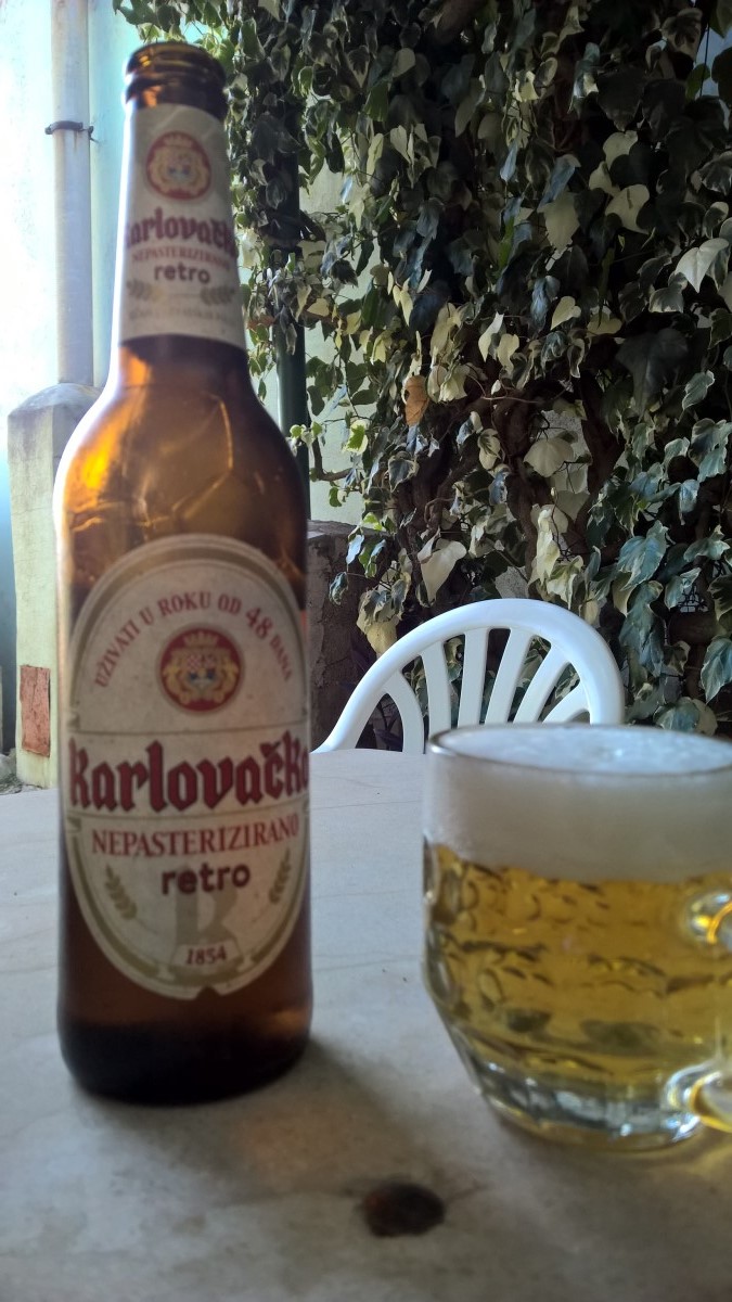 A takie piwko kupowałem sobie dość często w tym roku - nieco lepsze od zwykłego karlovačko, choć szału nie ma, o czym świadczy odcień bladych sików w kuflu. / 03.jpg 03.jpg