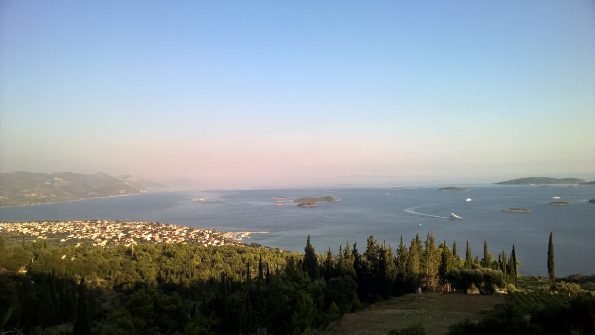Widoki z wysokości Konoby Hrid są nie gorsze niż z nieodległej Panoramy, z tym że z Hrida obserwujemy głównie Orebić, nie Korčulę. / 04.jpg 04.jpg