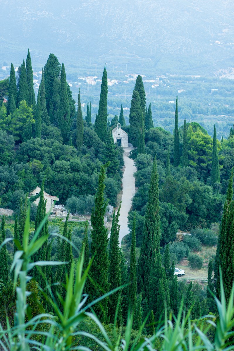 Zerkamy też na bezpośrednie sąsiedztwo. Ta kapliczka leży przy drugiej dojazdowej drodze prowadzącej z Orebicia do Podgorje (czyli wsi, w której znajduje się Konoba Hrid). / 09.jpg 09.jpg