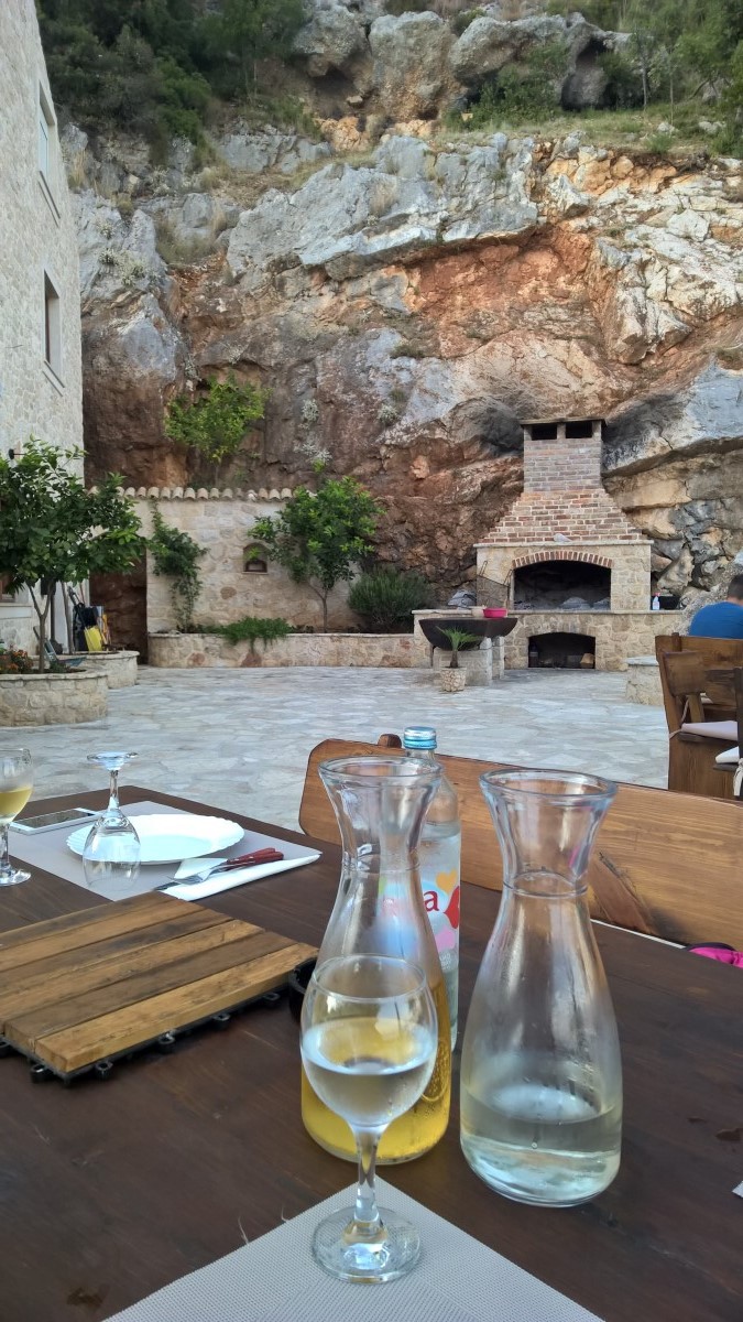 Nazwa Hrid (chor. 'klif') nie wzięła się znikąd: mieści się ona u podnóża pionowej skały, przy której postawiono pokaźnych rozmiarów grill. / 10.jpg 10.jpg