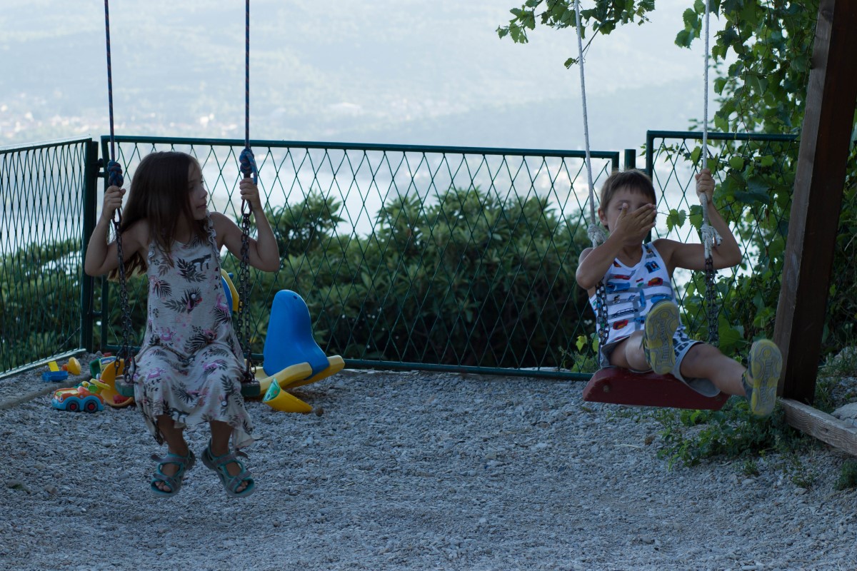 Dzieci na huśtawkach, jakże częsty widok. Tyle, że za tymi huśtawkami są nie trawnik, chodniki i bloki, a urwisko, morze i wyspy! / 12.jpg 12.jpg