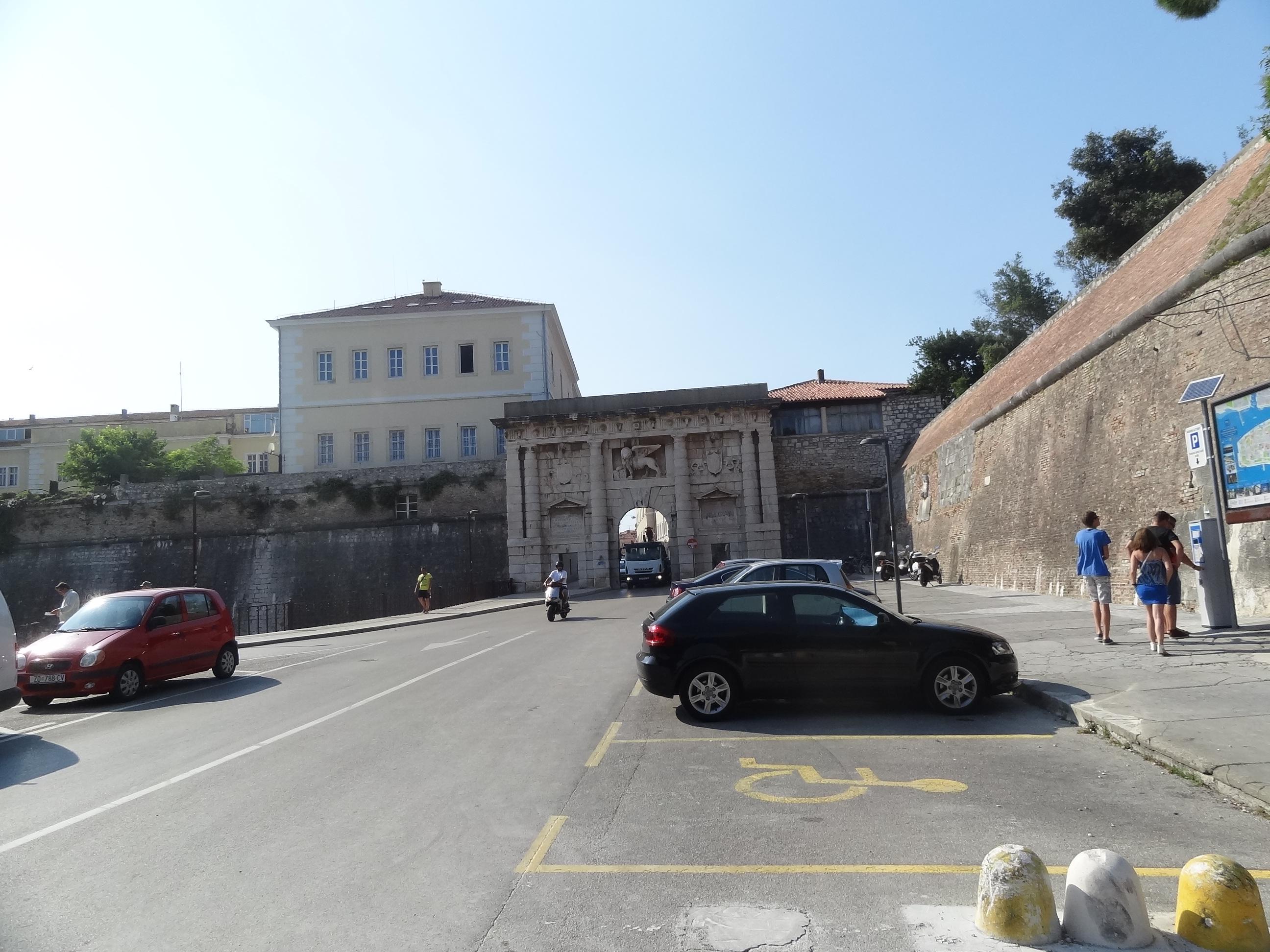 Brama Gł. i miejsca.JPG