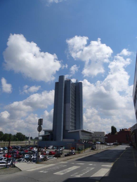 Miejsce naszego parkowania, centralnie na zdjęciu hotel Osijek / DSC03730.jpg DSC03730.jpg