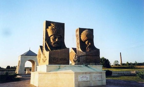 The_statue_of_Nikola_Subic_Zrinski_and_Suleyman_I_Szigetvar.jpg