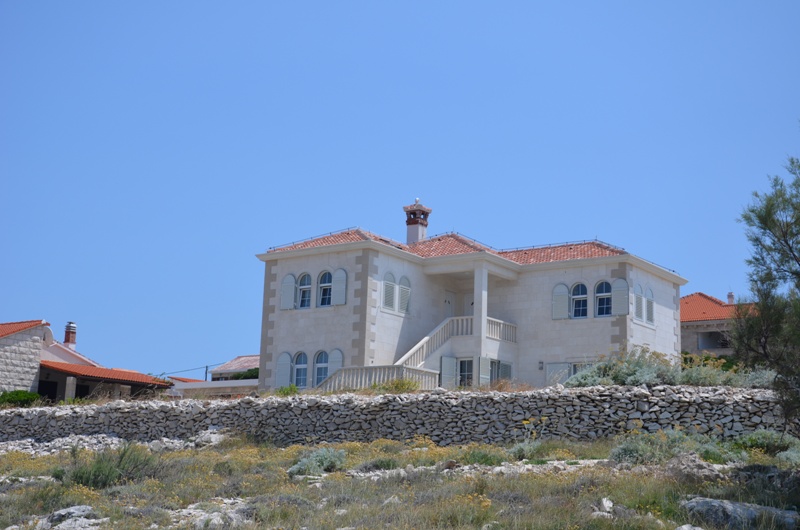 dom po przeciwnej stronie drogi od naszej plazy / DSC_0265.JPG DSC_0265.JPG