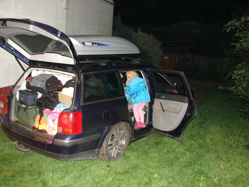 niewiele więcej udało się wcisnąć... jak w kawale, który niedawno zasłyszałem: Po zapakowaniu samochodu przed wyjazdem żona prosi męża: - Kochanie, zamknij jeszcze mieszkanie - Nie ma takiej potrzeby - wszystko mamy w samochodzie. / 028.JPG 028.JPG