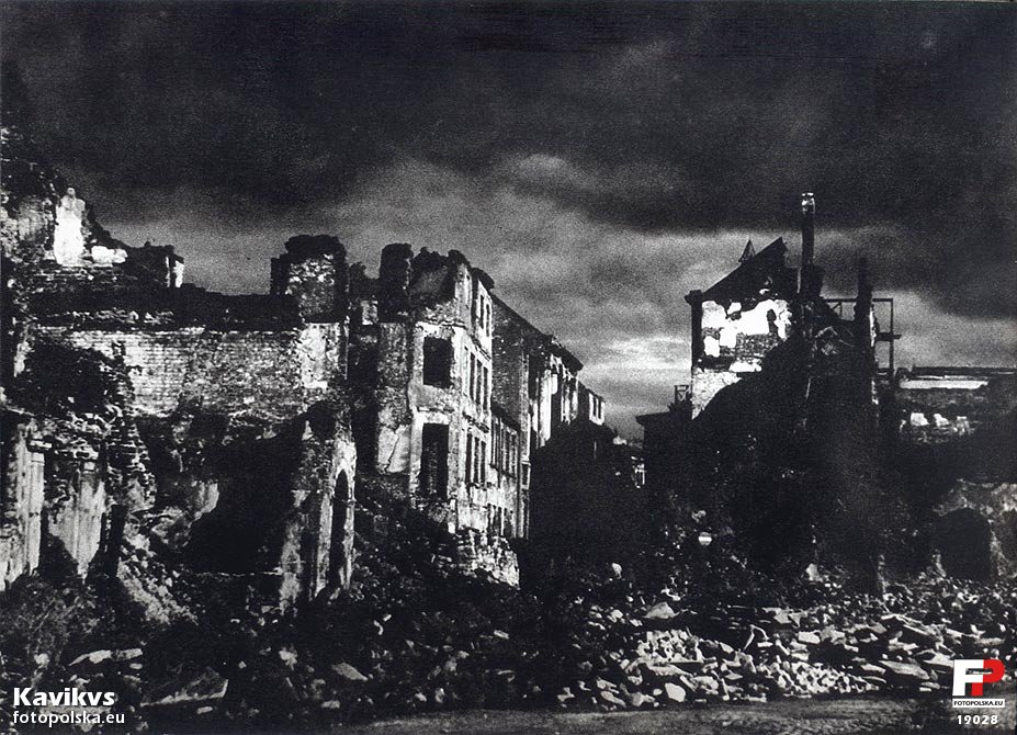 25 marca 1945 , Strona Barssa i Zakrzewskiego z wylotem ulicy Jezuickiej.jpg