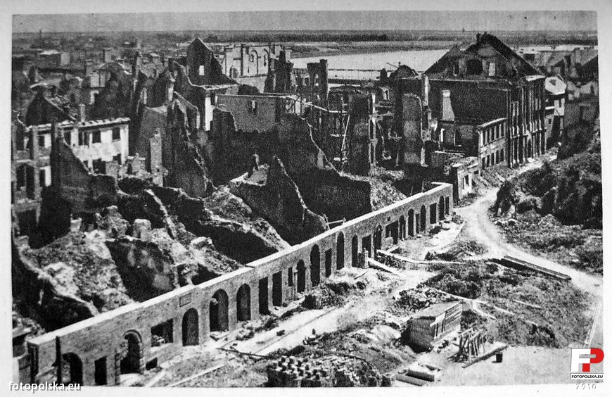 1949 , Warszawa. Ruiny Rynku Staromiejskiego.jpg