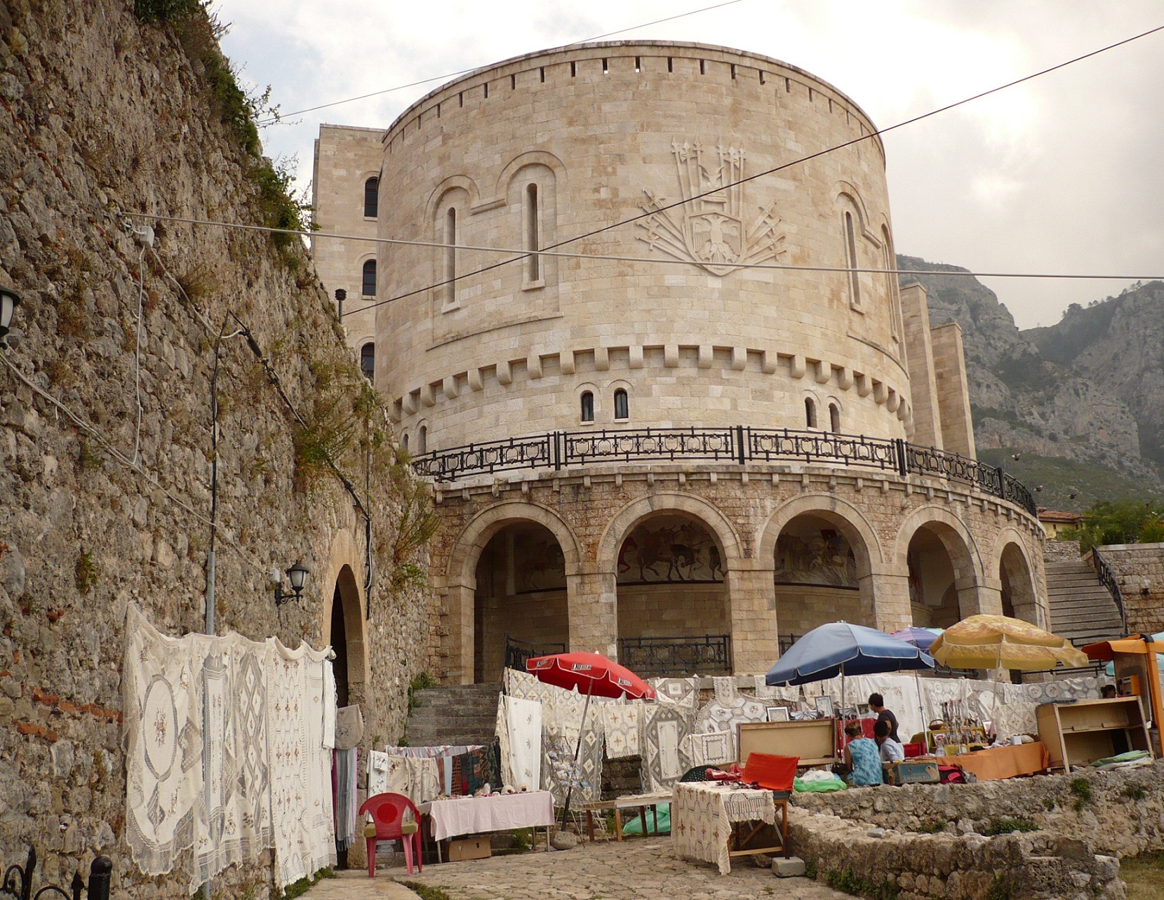 Albania Kruje Małzoleum a.jpg