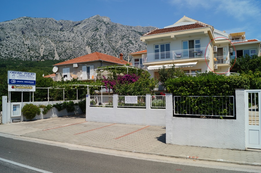 Biuro Orebić Tours i wyżej widać nasz balkon. / 23.jpg 23.jpg