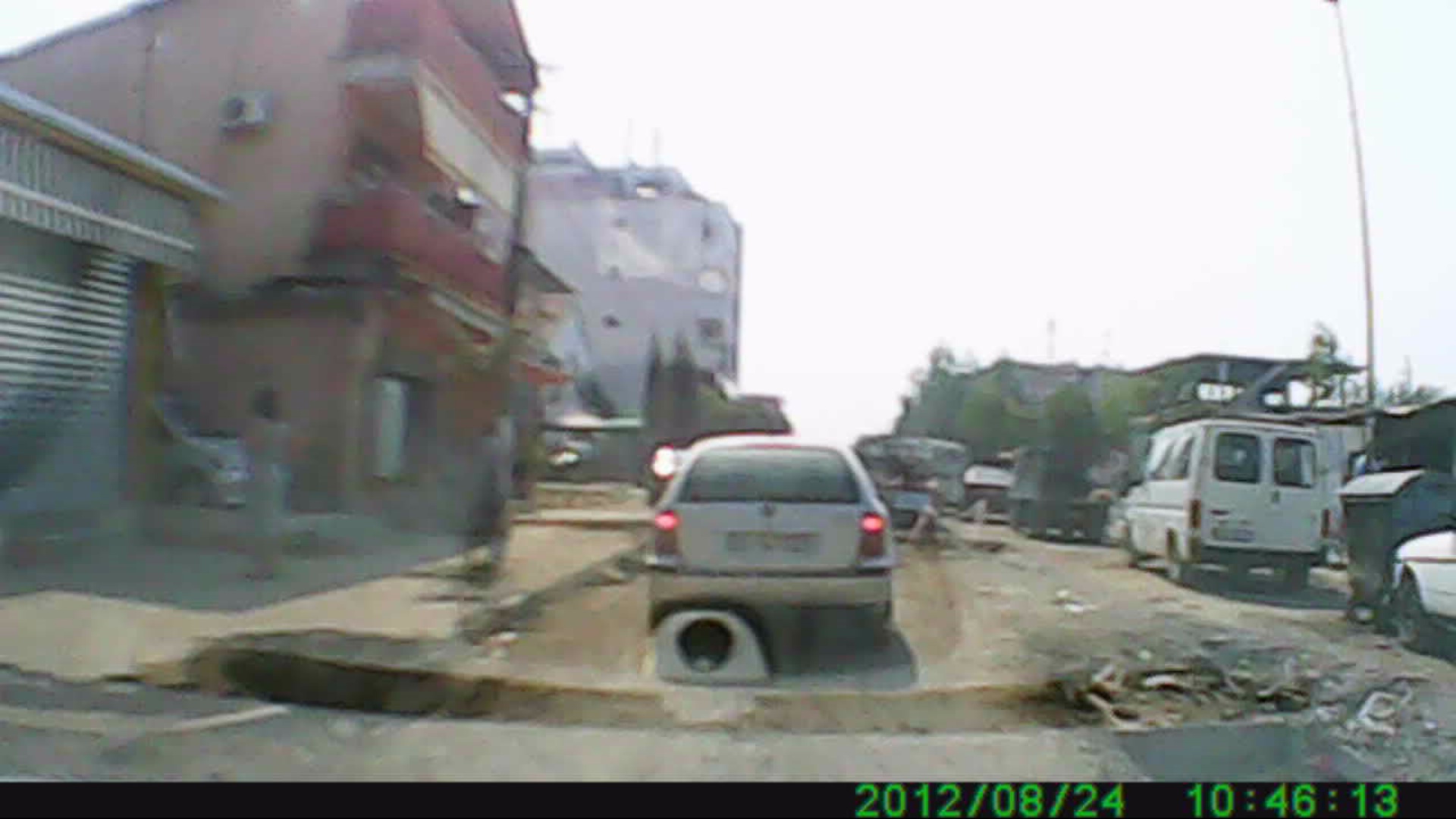 Oczodoły studzienek straszyły tak mocno, że o cofaniu i zawracaniu nie należało nawet myśleć. / DURRES 14.jpg DURRES 14.jpg