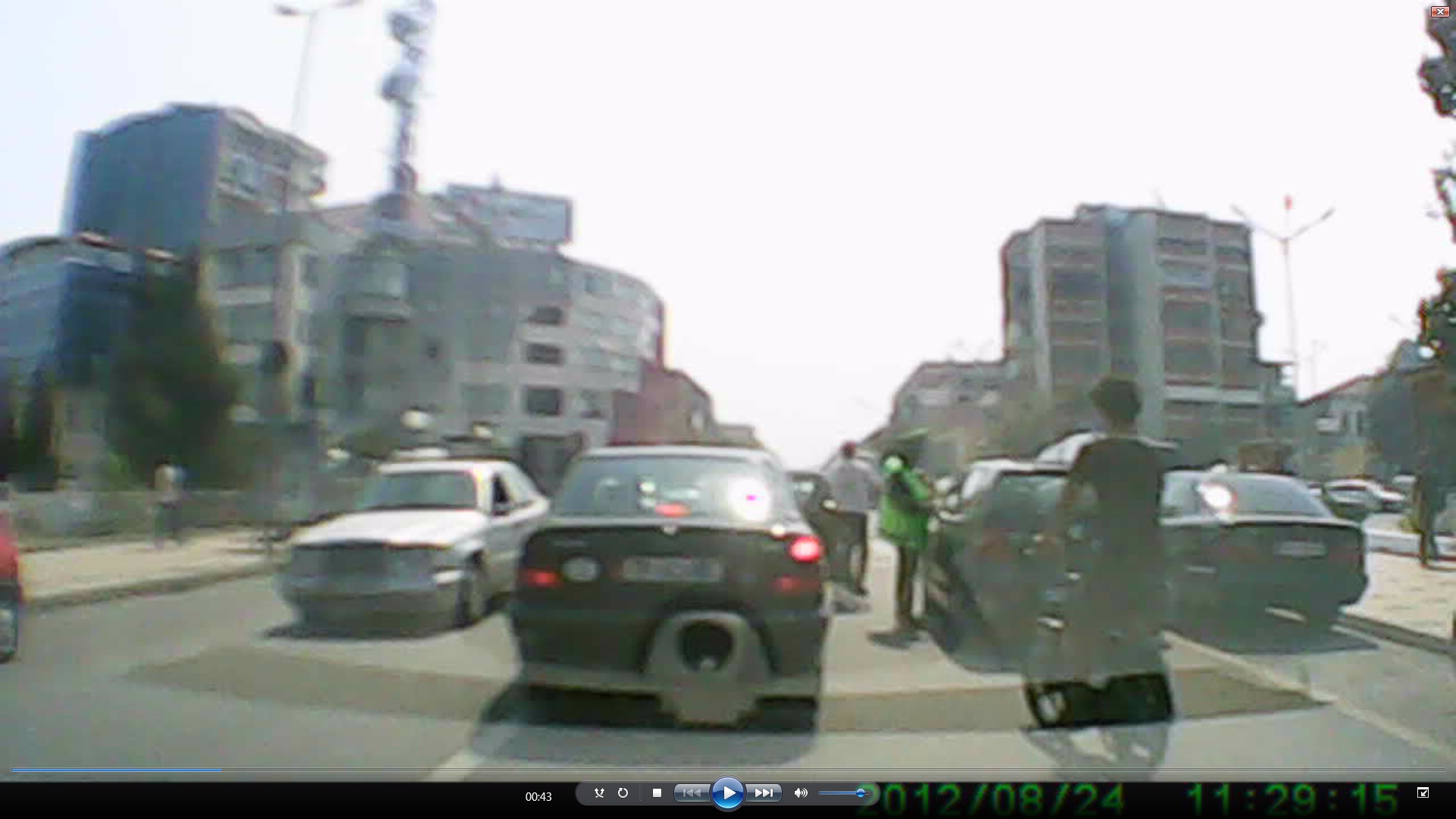 Szkodra. Dla policjanta to nie tarasowanie przejazdu. / Szkodra na ulicy 1.jpg Szkodra na ulicy 1.jpg