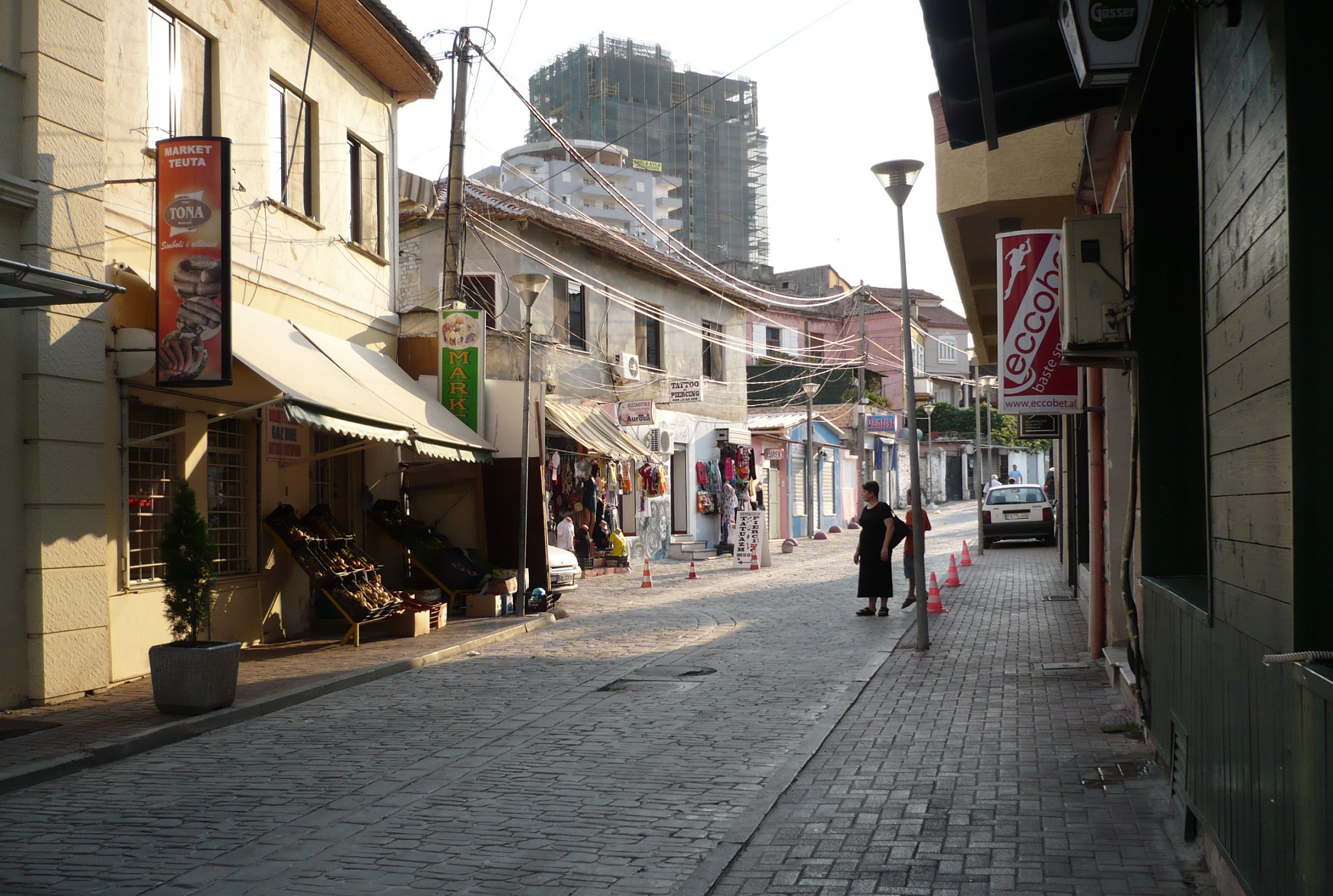 Boczna stara uliczka, a w dali nowoczesność / P1030428 A.jpg P1030428 A.jpg