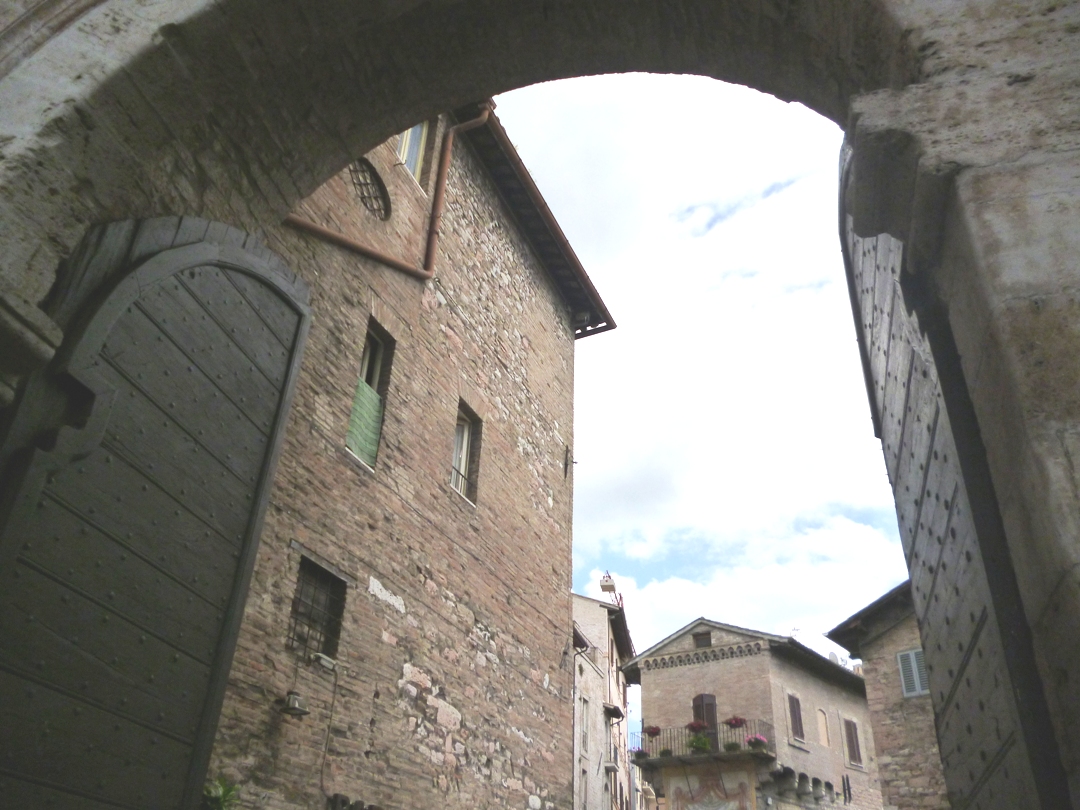 Ta tabliczka na zdjęciu wcześniej opisywała właśnie te wrota / P1030706.JPG P1030706.JPG