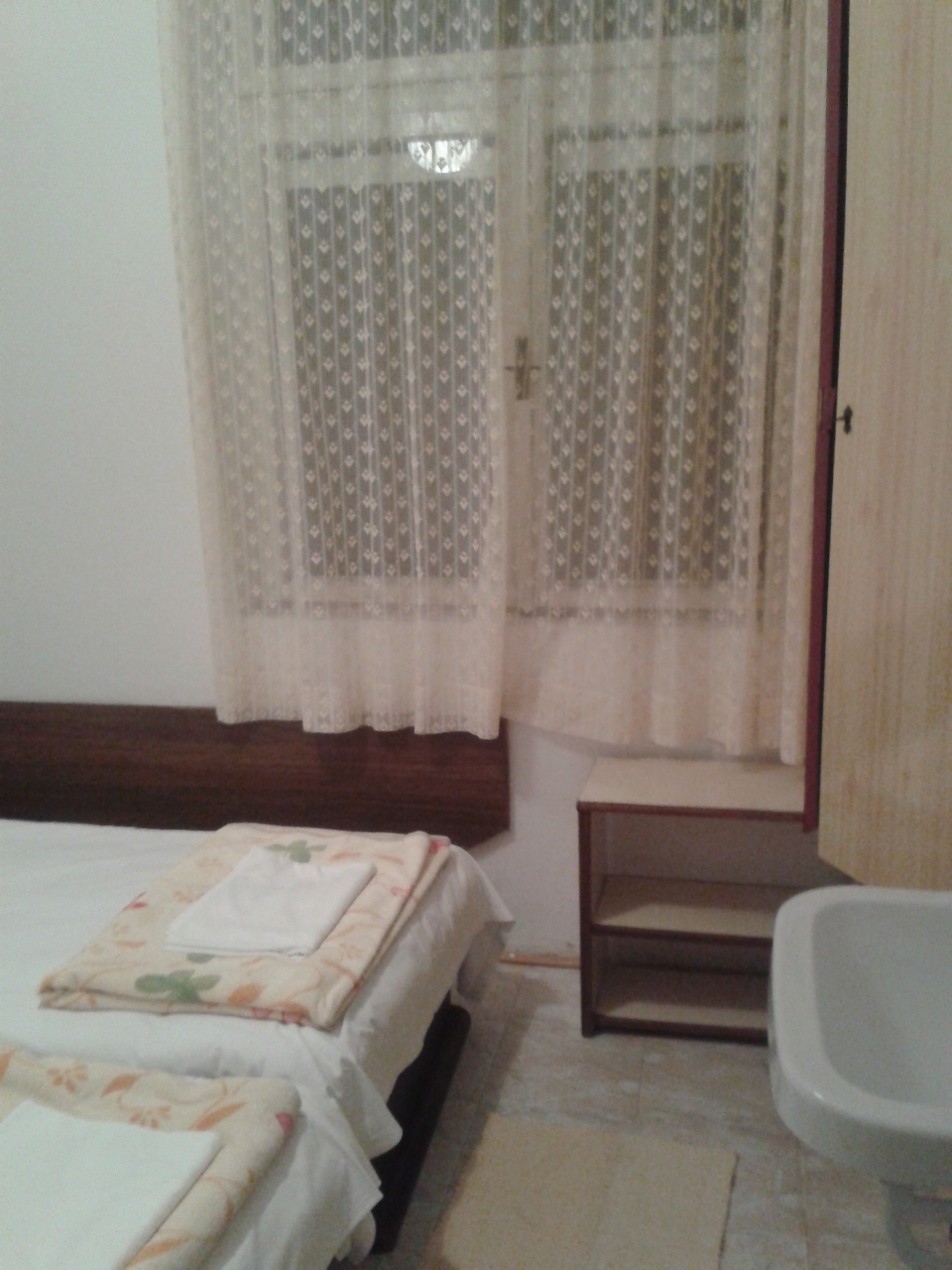 sypialnia z 2 pojedynczymi łóżkami / 20140726_231757.jpg 20140726_231757.jpg