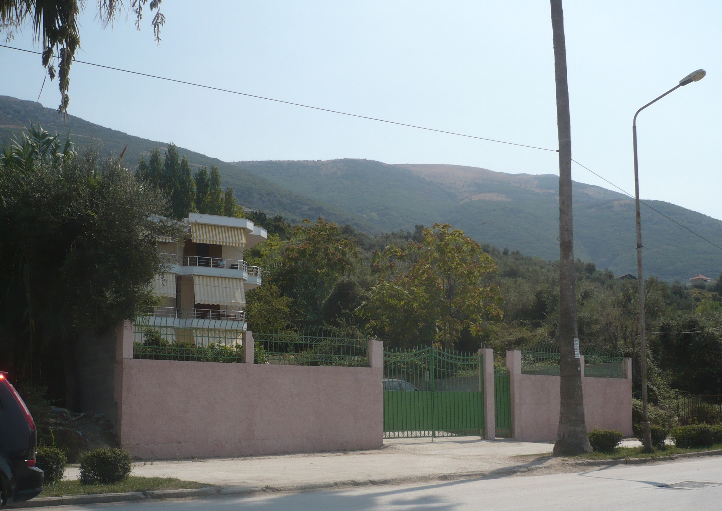 Zaraz za Vlorą jest sporo kwater prywatnych i hoteli. Jedne bliżej drogi i morza, a inne / P1030167 A.jpg P1030167 A.jpg