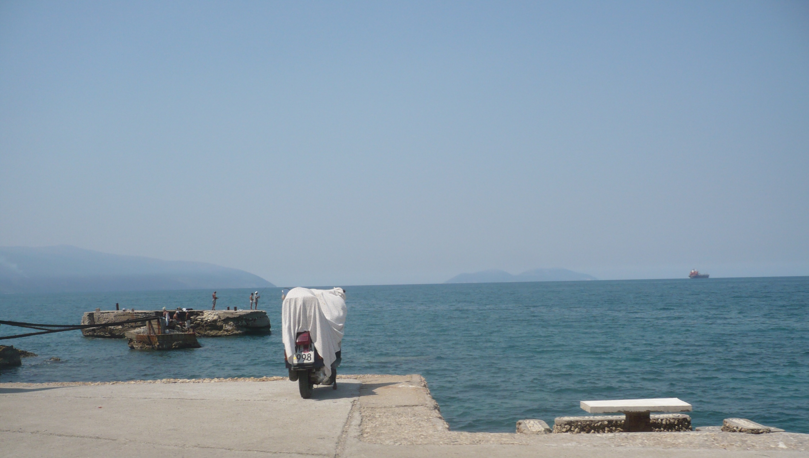 Miejscowi wędkarze na pozostałościach bunkra. / P1030169 A.jpg P1030169 A.jpg