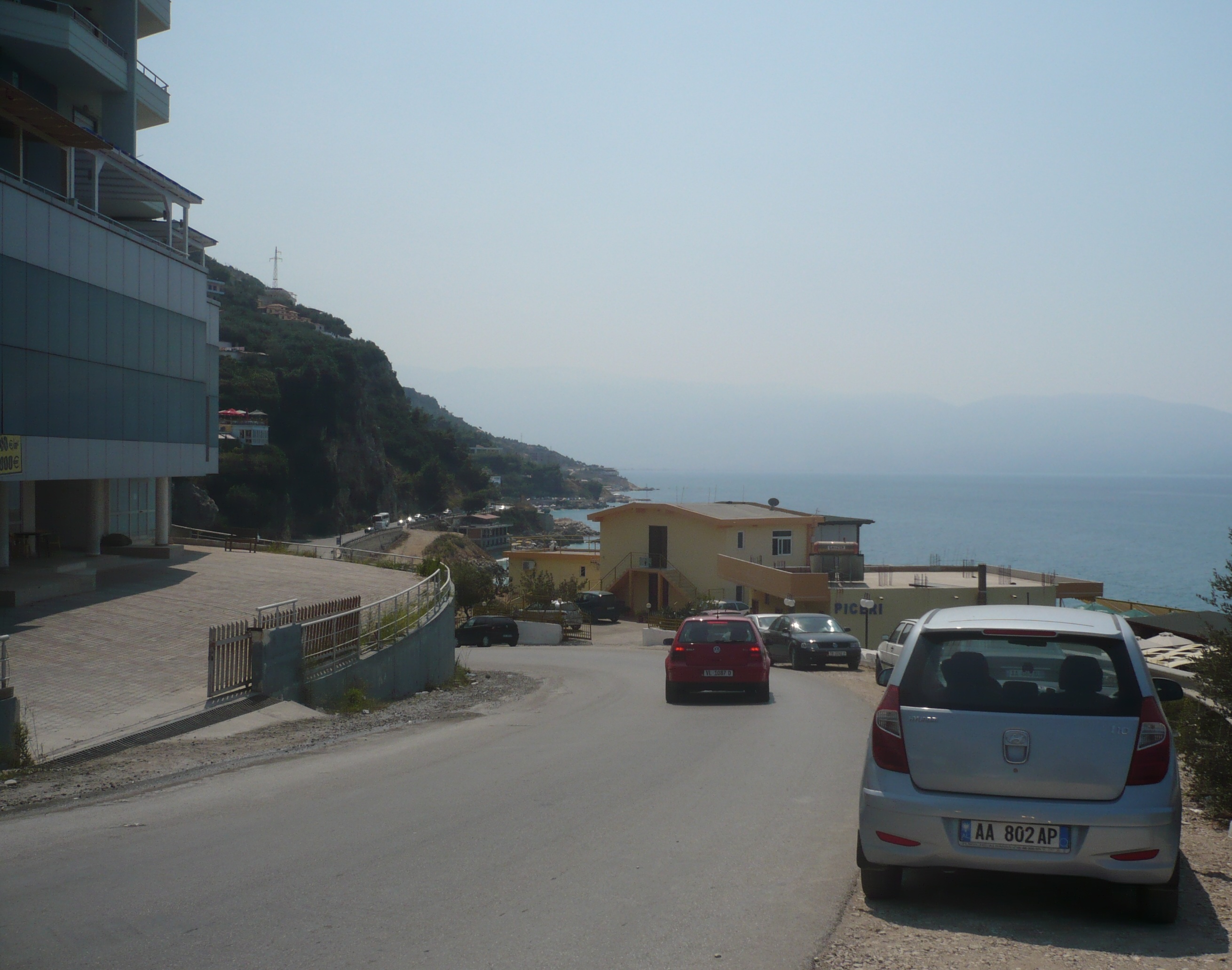 Później droga zaczyna wznosić się dość wysoko ponad poziom morza. Droga z plaży do hotelu zamienia się w alpinistyczną przygodę. / P1030170 A.jpg P1030170 A.jpg