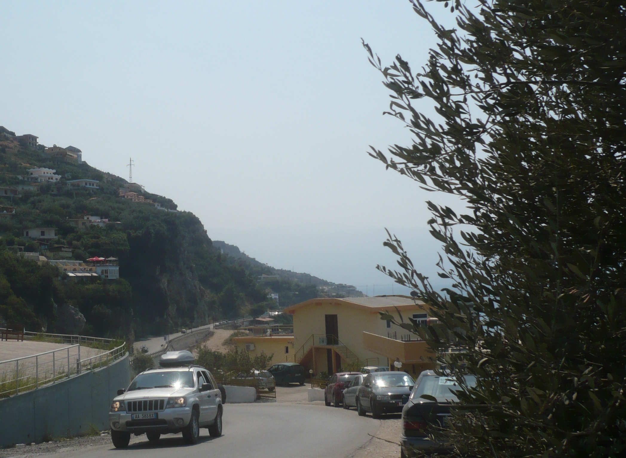 A jak do tego doda się jeszcze usytuowanie hotelu, np. tego po lewej u góry, to może być całkiem ciekawie. Siedzisz w dom, a masz wrażenie, że jesteś albańskim orłem. / P1030172 A.jpg P1030172 A.jpg