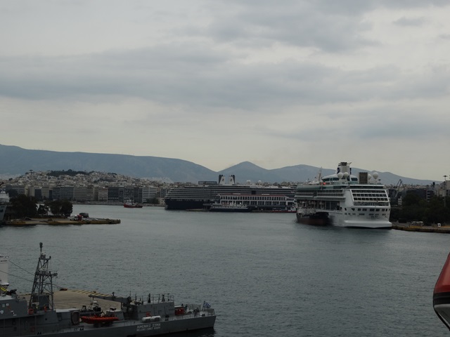 wielkie pływające hotele w Pireusie.jpg