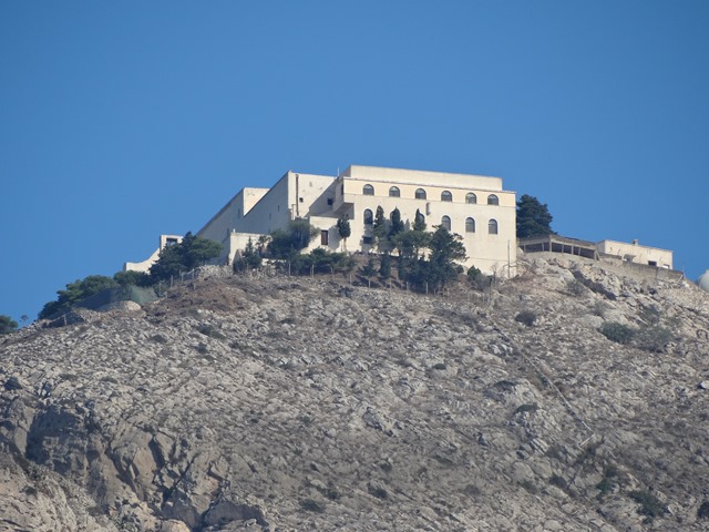 klasztor na Profitis Ilias z bliska.jpg