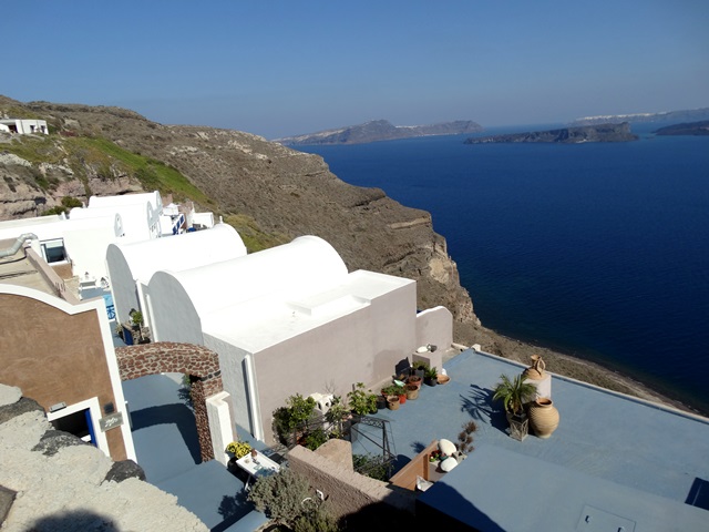 Widok z Akrotiri w tle Palea Kameni i Thirassia1.jpg