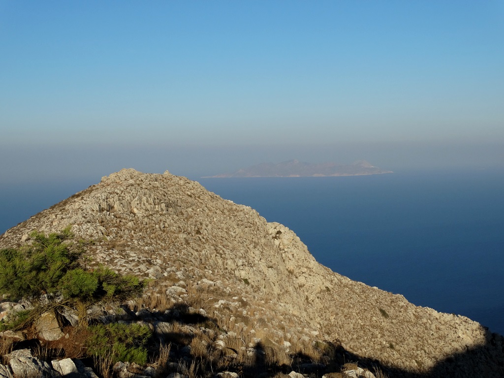 grzbiet Mesa Vouno i Anafi w tle.jpg